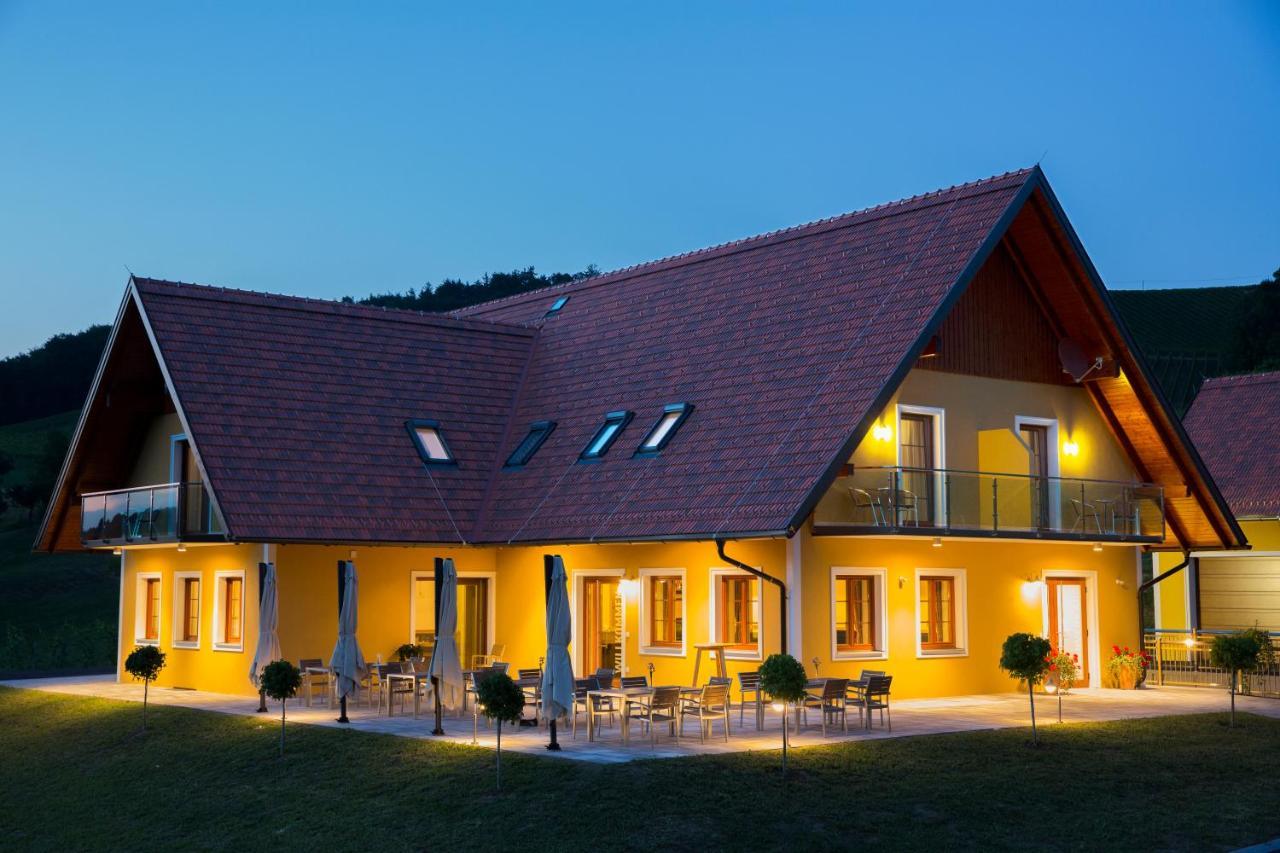 Weingut-Gaestezimmer Uhl Рач-ан-дер-Вайнштрассе Екстер'єр фото